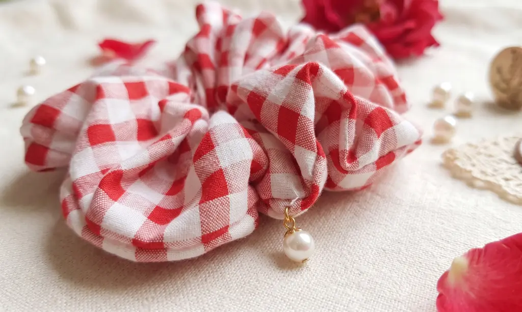 Rouge Scrunchie_close.webp